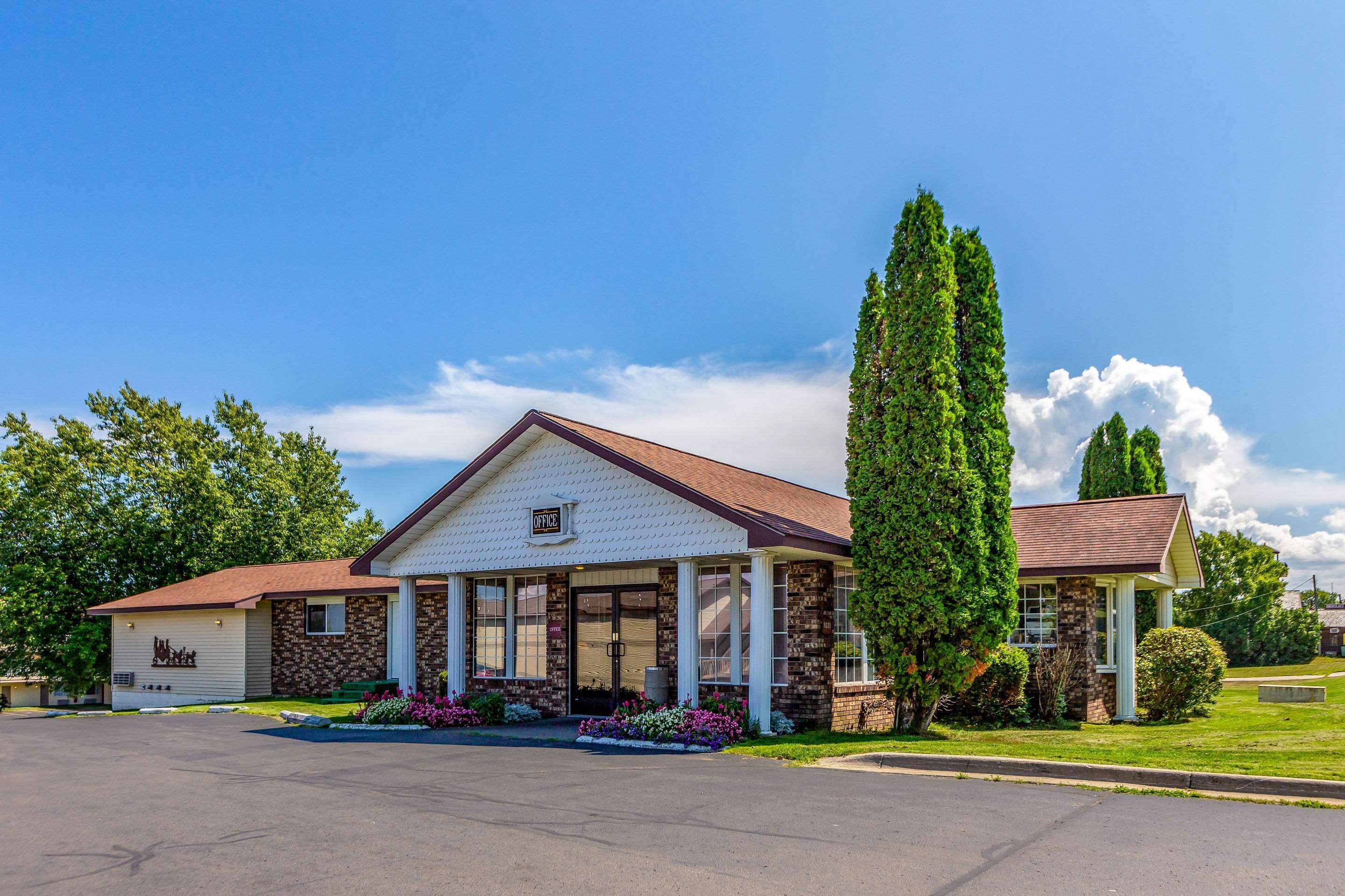 Quality Inn Lakefront Saint Ignace Exterior photo